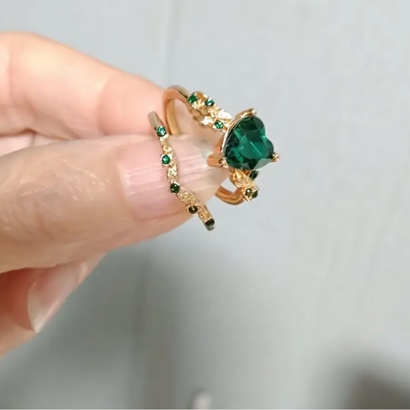 Gold Colored 2pcs Ring with Green Heart-Shaped Synthetic Zirconia- NIP - Picture 6 of 7